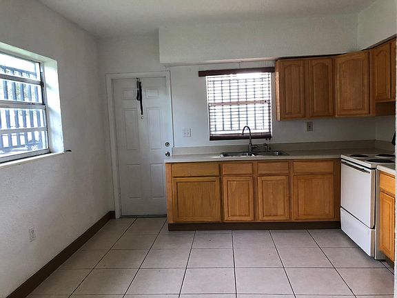 3rd image of 1995 NE 167th St APT 1