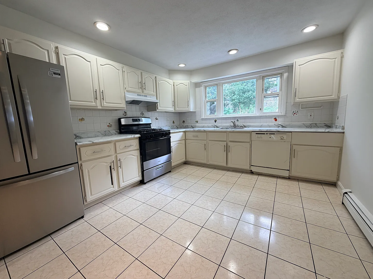 6 bed, 3.5 bath, 2365 sqft, $5,000 — Photo 3