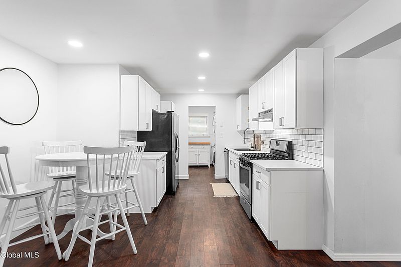 4th image of 252 Ballston Avenue
