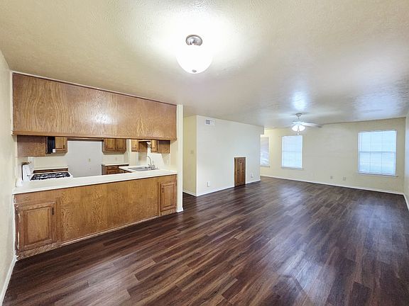 3rd image of 2426 Lakeview Cir