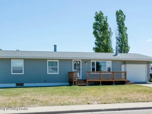 276 7th St SE, Dickinson, ND 58601