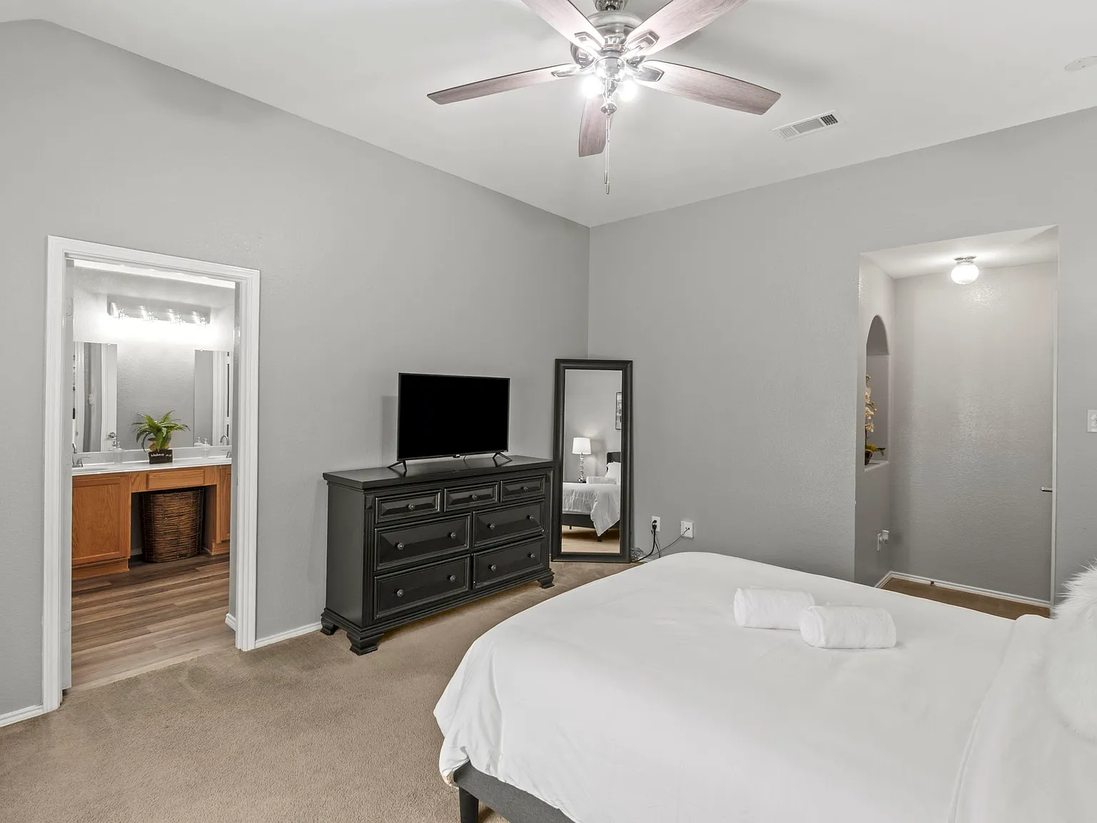 3 bed, 1800 sqft, $5,000 — Photo 2