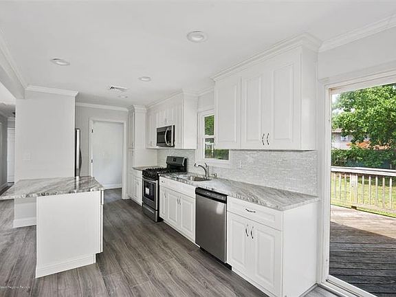 5th image of 944 Cooper Dr
