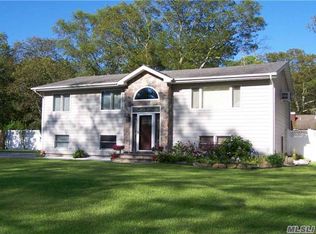 19 Newcomb Trl, Ridge, NY 11961