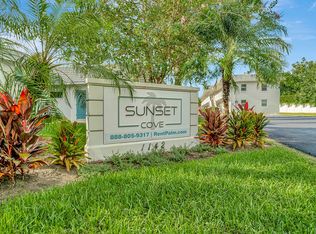 1142 Sunset Point Rd APT 4, Clearwater, FL 33755
