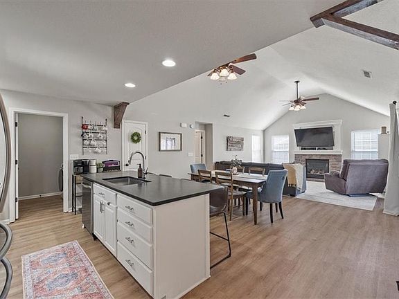 3rd image of 2212 E Willow Pointe Cir