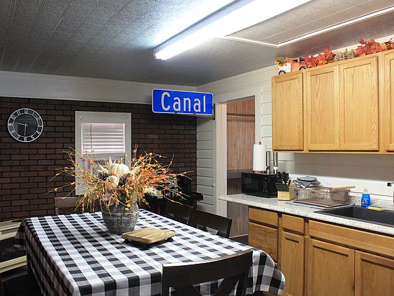 5th image of 123 Elm St #101