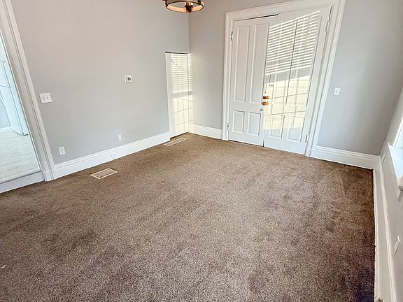 5th image of 427 Collins Ave #1