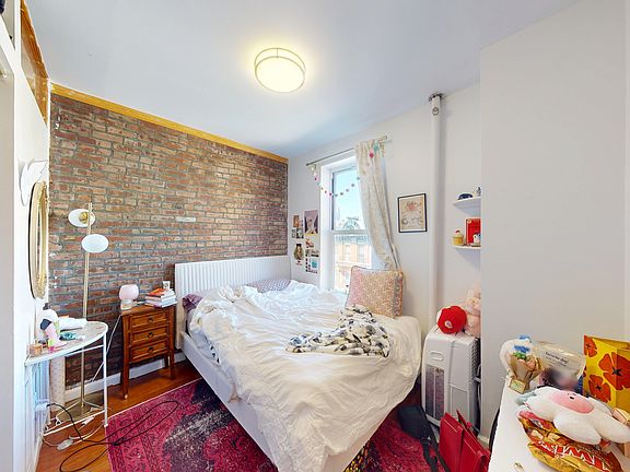 5th image of 520 E 11th St APT 26