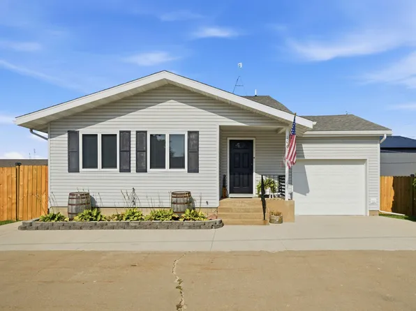 106 McCarren Dr, Manchester, IA 52057
