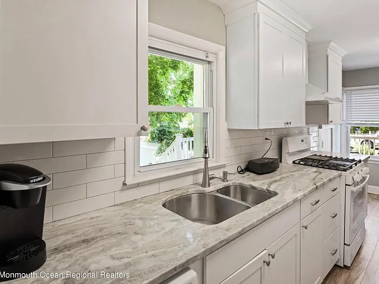 1724 Lockhart St — Photo 4
