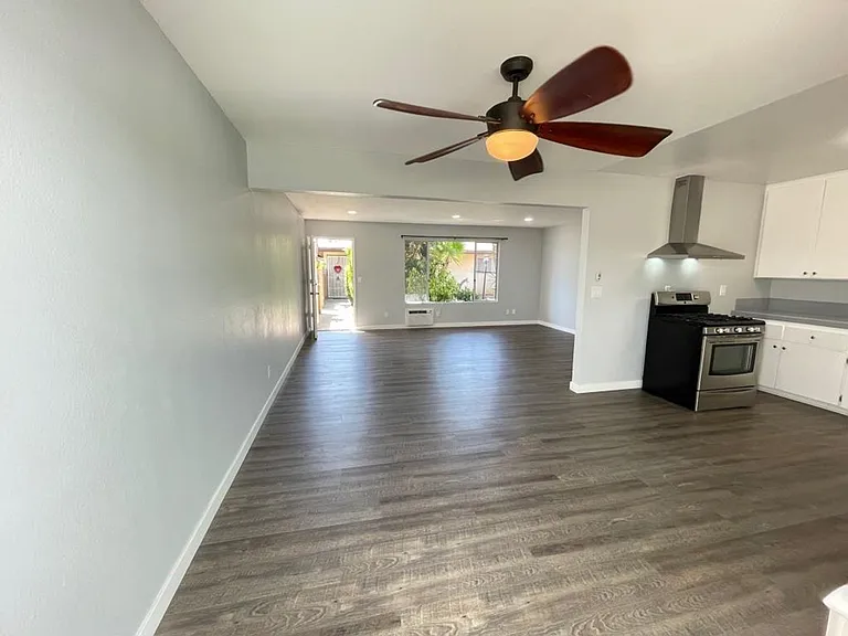 1302 Arlington Pl — Photo 3