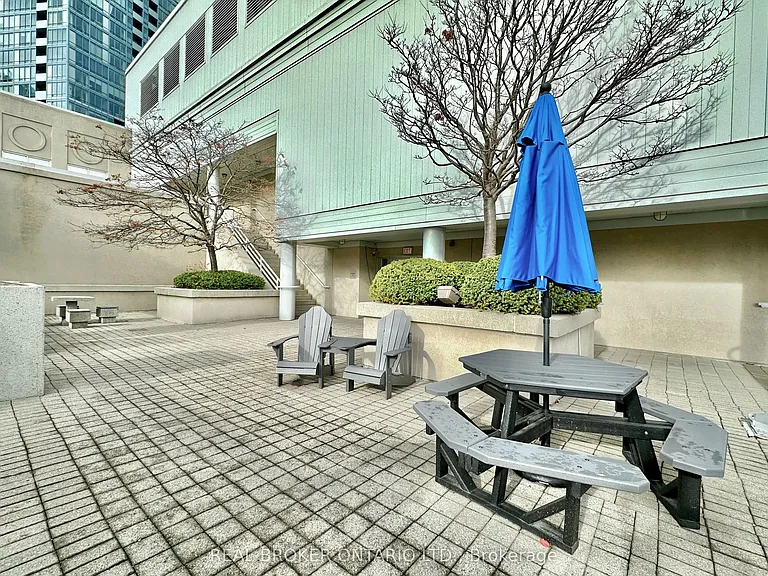 25 The Esplanade #518 — Photo 32