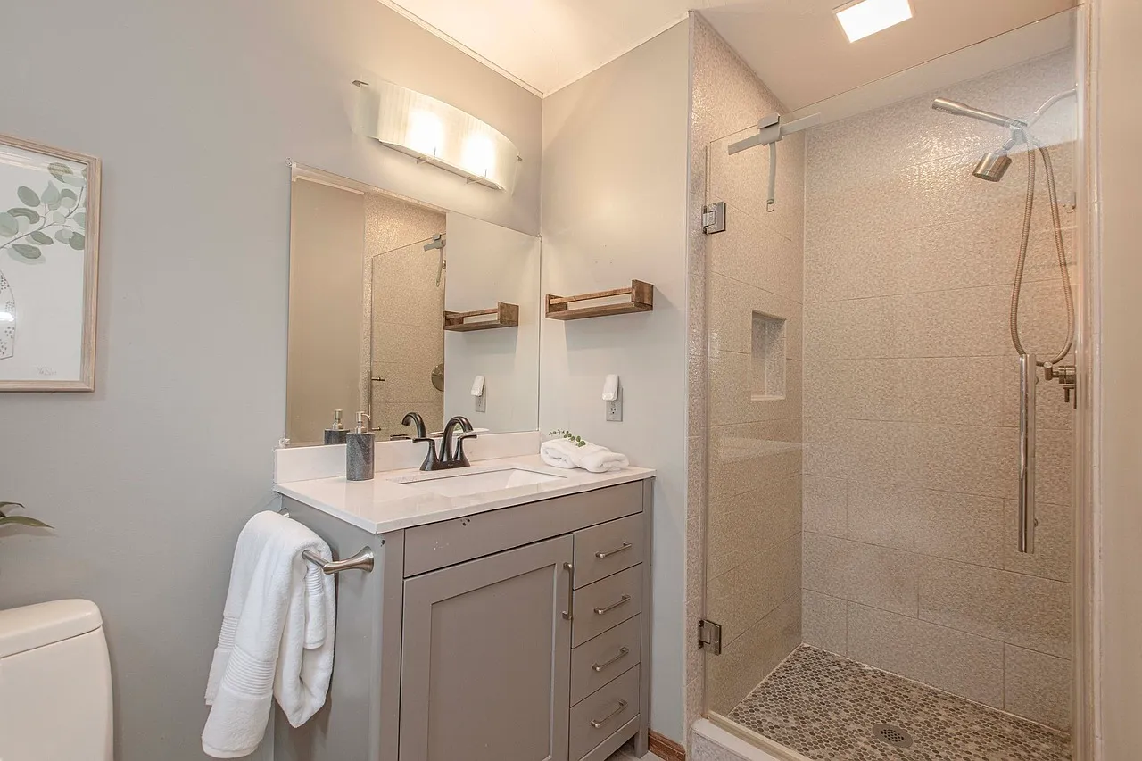 4 bed, 2.5 bath, 1700 sqft, $4,000 — Photo 4