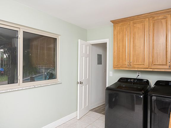 3rd image of 308 Dolphin St
