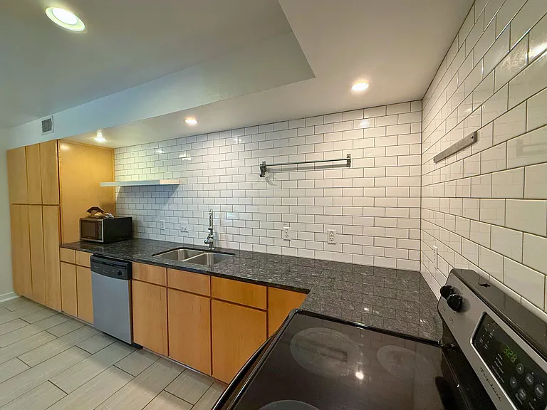 2200 Dickson Dr #123 — Photo 1