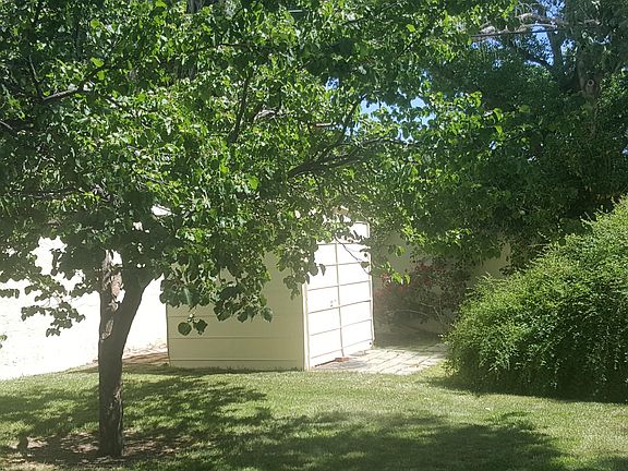 2nd image of 906 Grandview Dr SE