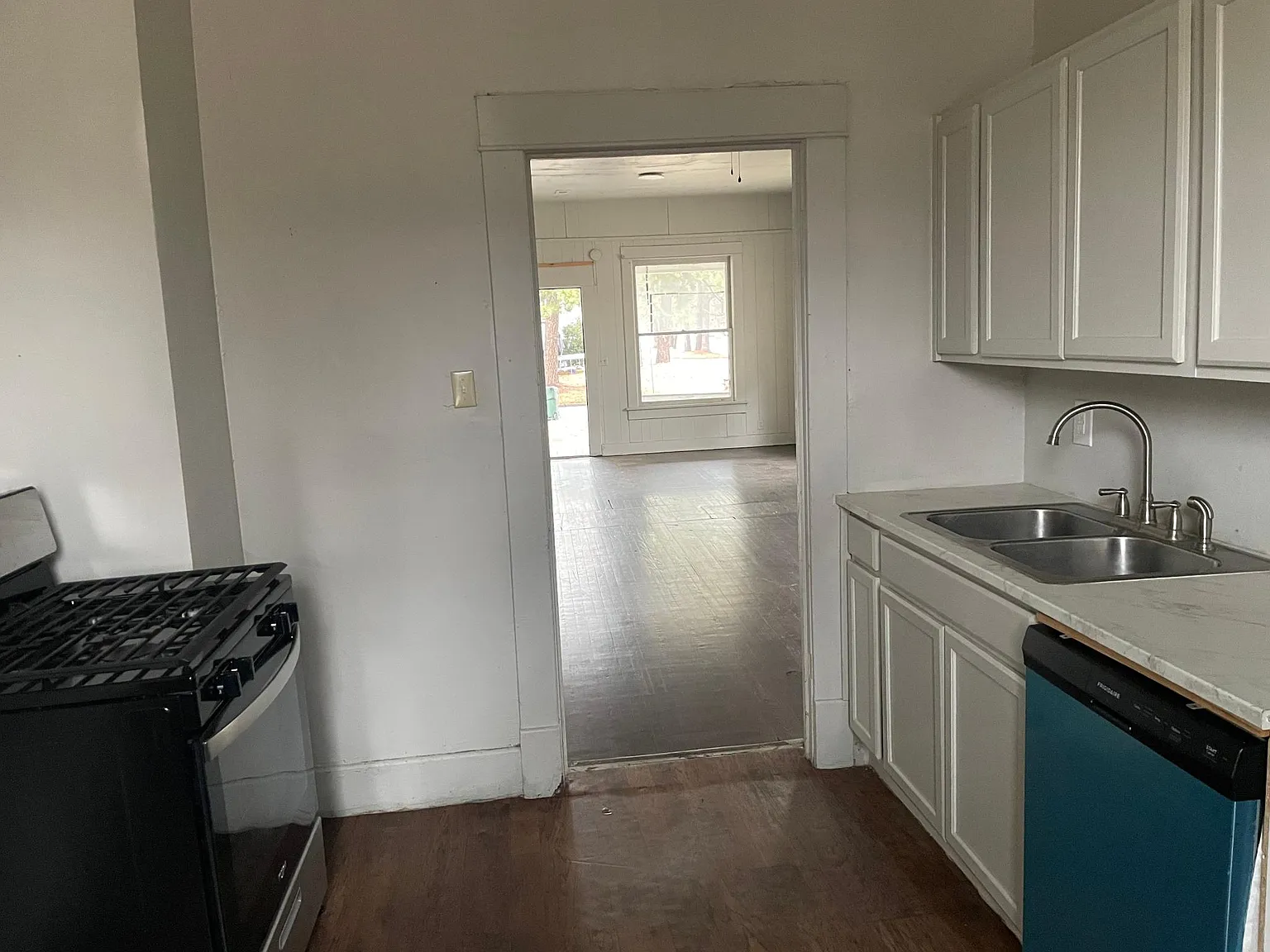 901 Boston St — Photo 2