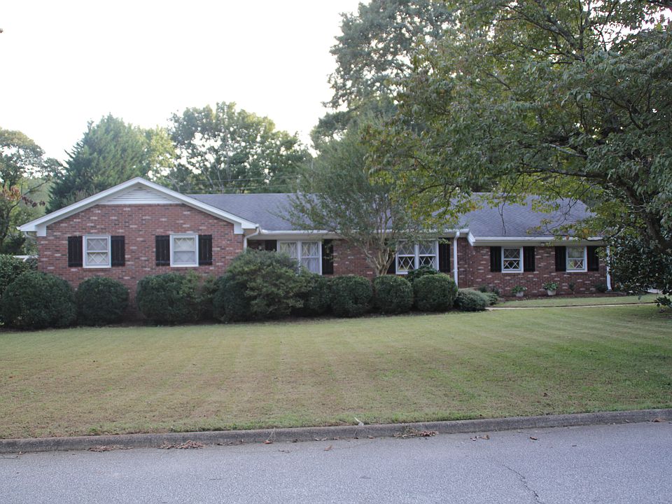 1st image of 32 Hillsborough Dr