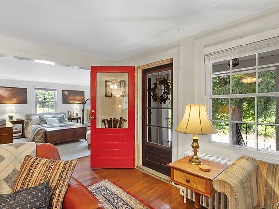 4th image of 121 Lake St
