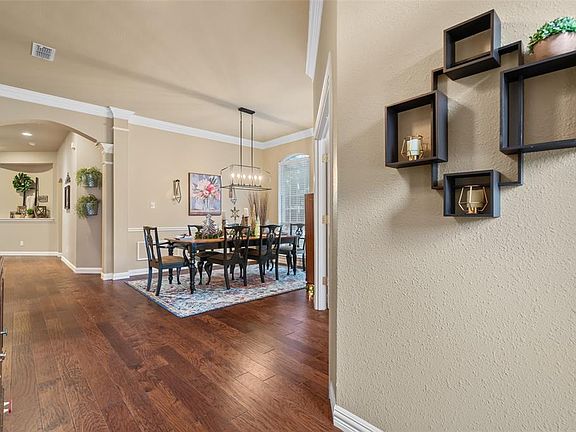 3rd image of 2813 Meadow Green Dr
