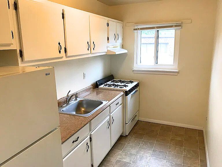 1st image of 158 W Cedar St #7