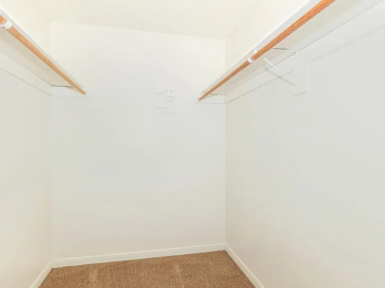 Hillhurst Apartments — Photo 14