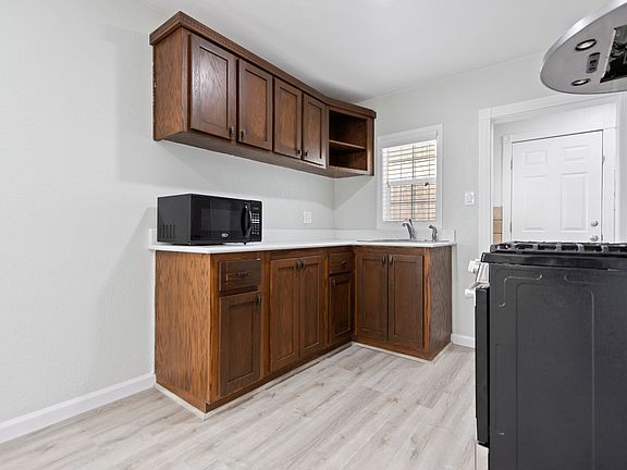 4th image of 705 Badgley Dr