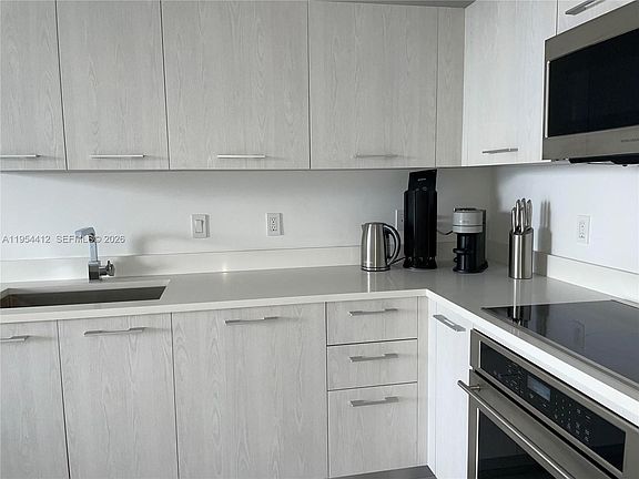 4th image of 45 SW 9th St APT 3910