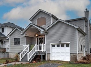 921 S 6th St, Lindenhurst, NY 11757