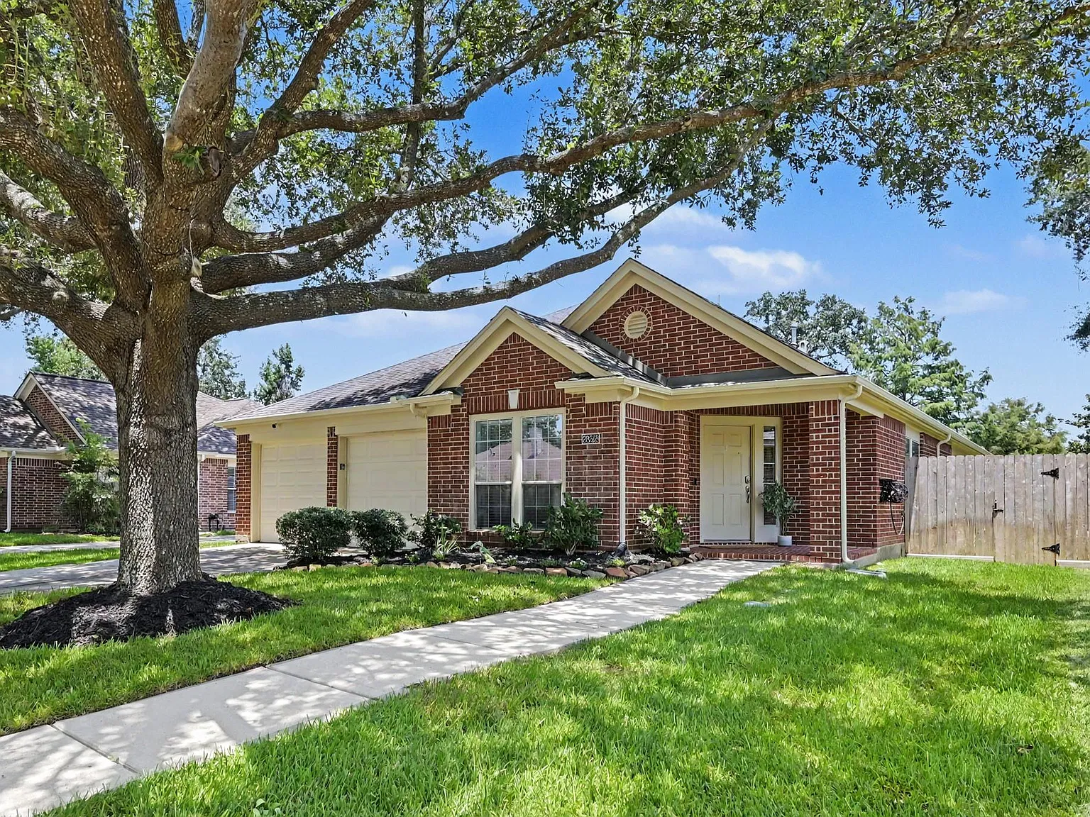 3 bed, 2.0 bath, 2335 sqft, $2,400 — Photo 3