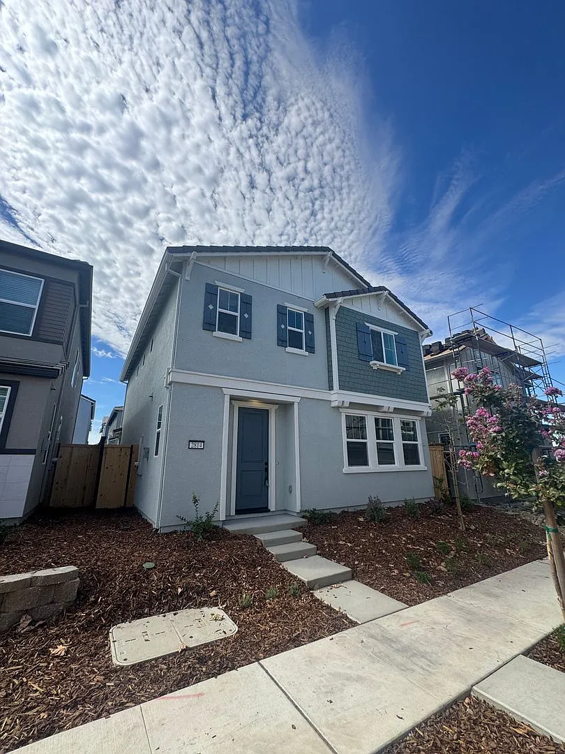 Brand New Solar Home In Lincoln — Photo 1