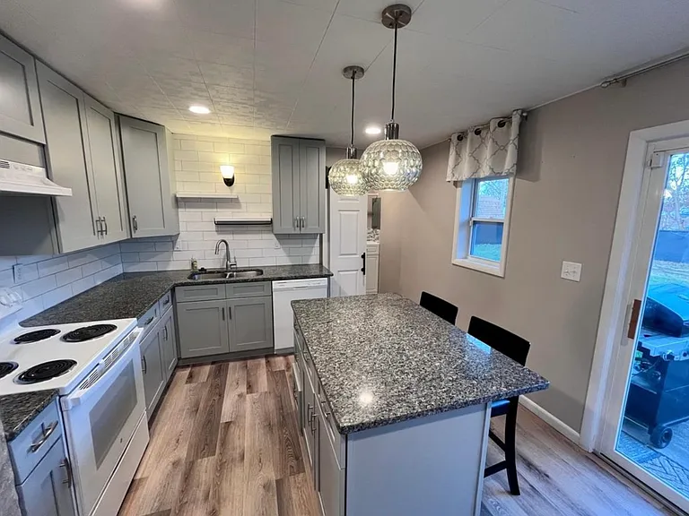 907 Falmouth Ave — Photo 13
