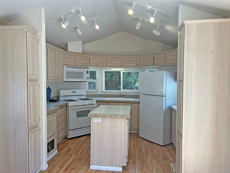 51 Midway Dr #13 — Photo 1