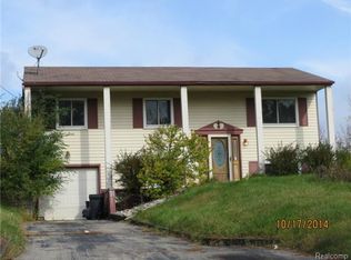 4115 Loch Dr, Highland, MI 48357