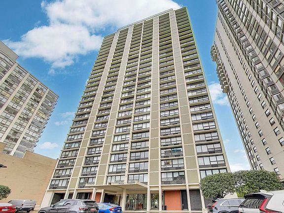 2nd image of 5733 N Sheridan Rd APT 4C