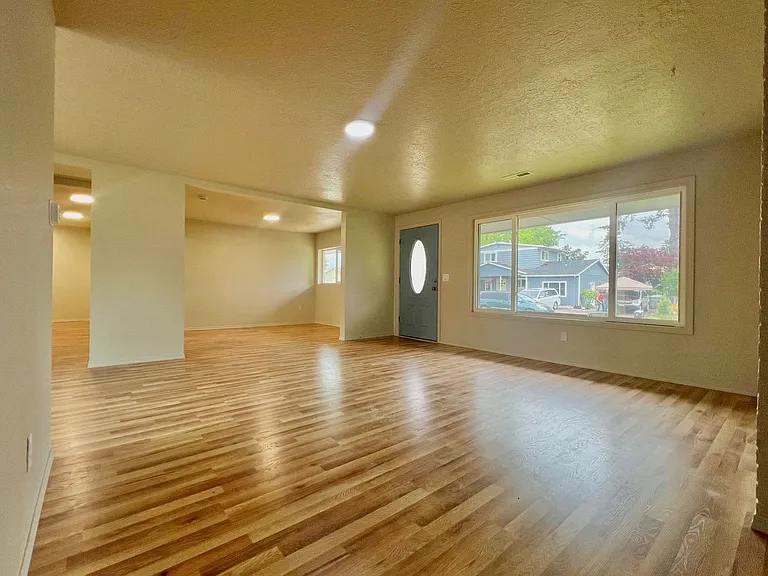 2020 SE 154th Ave — Photo 6