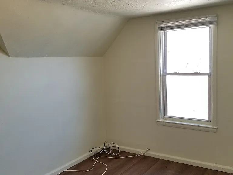  153 Woodbine St 1stFlr 2Bed NEWFlooring NEWPaint NOPets Storage Prkg — Photo 8