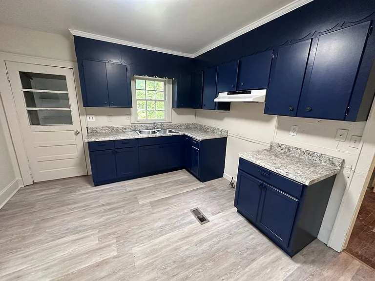 33 Williamson St SW — Photo 3