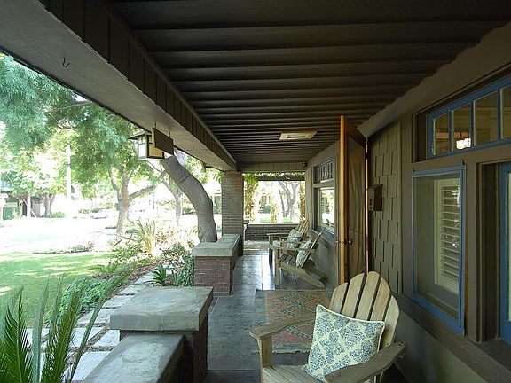 4th image of 1039 Montrose Ave