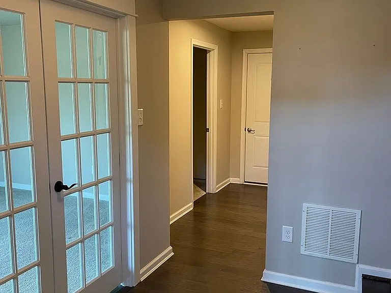 331 S Parkway Dr — Photo 4