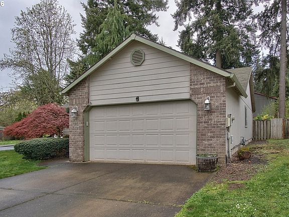 3rd image of 302 NW Sadie Ct