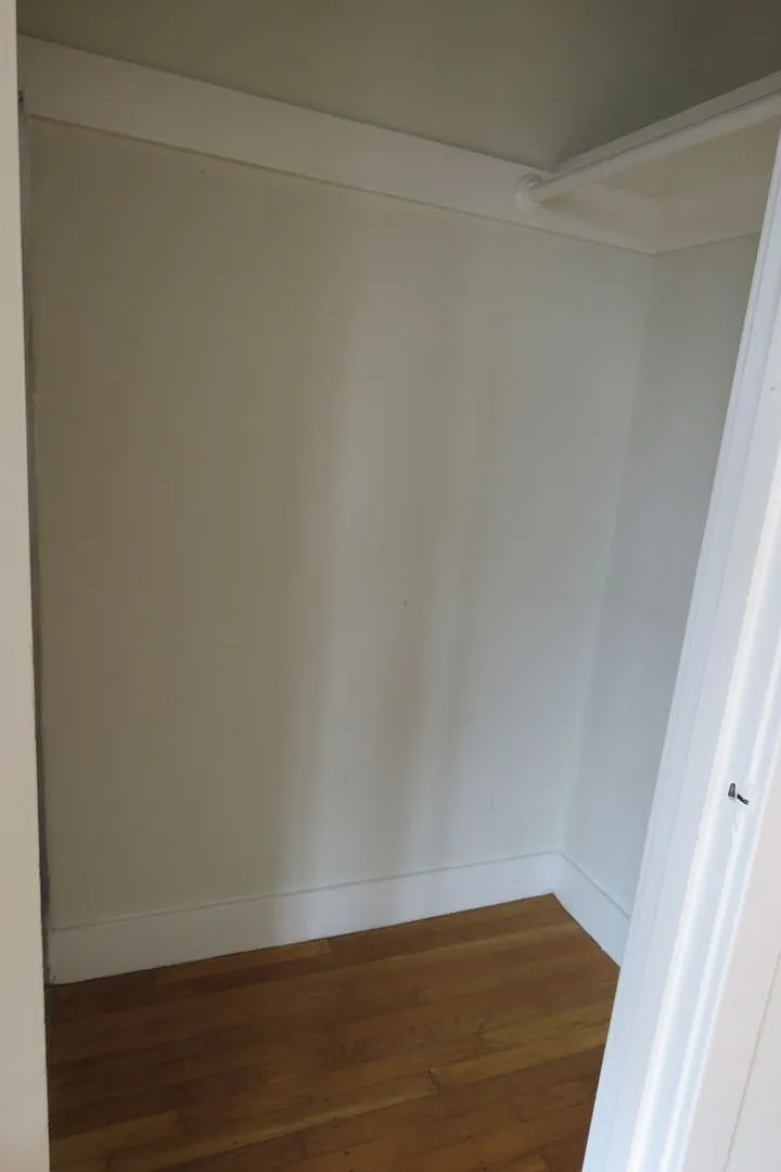 Richmond Gem - 2 bedrooms - 1 bathroom- parking one car — Photo 4