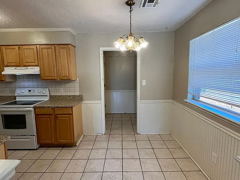 2124 Allenhurst St — Photo 2