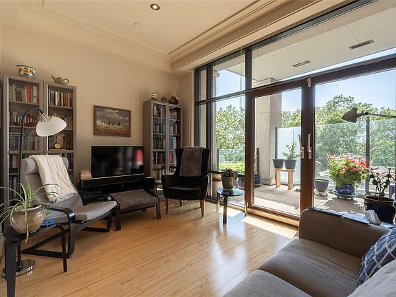 5th image of 847 Dunsmuir Rd #106