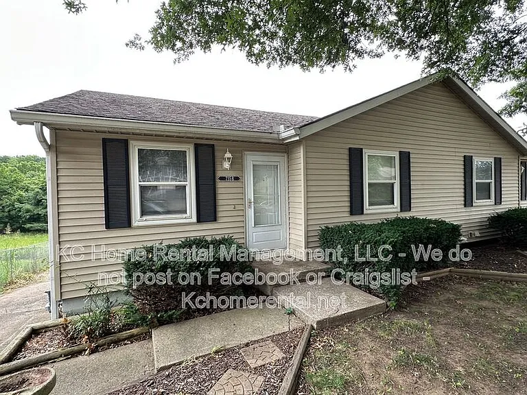 735 NE Barnes Dr #B — Photo 2
