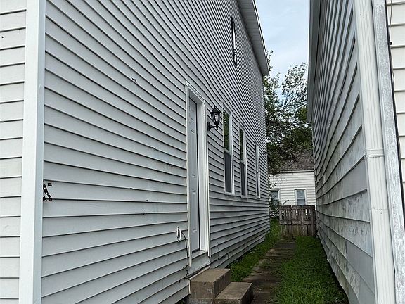 2nd image of 1321 Oakley St