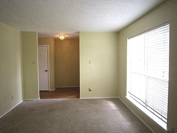 3rd image of 2816 Forest Hills Dr