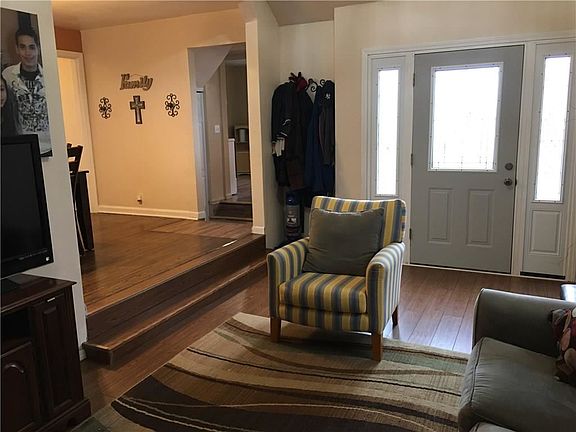3rd image of 41 Dewain St