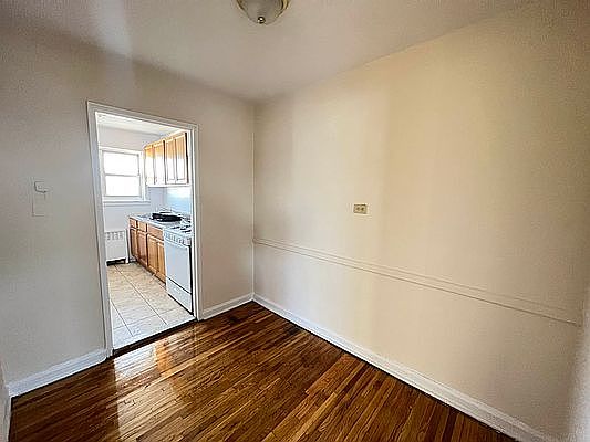 4th image of 10-14 Hartman Ln #2